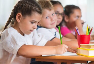 eleves-primaire-devant-bureau