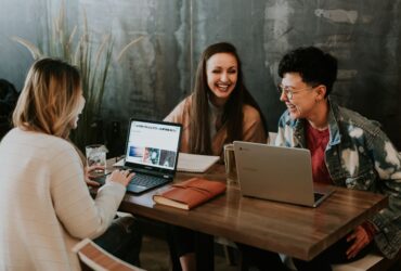 eleves-secondaire-2-a-table-devant-ordinateur