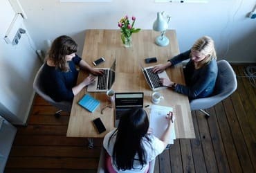 groupe-travail-devant-ordinateur-a-table-petit