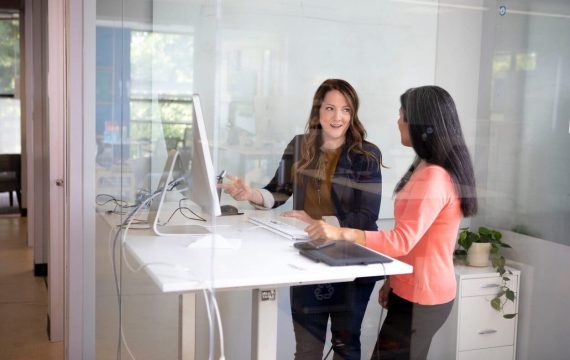 deux-femmes-devant-ordinateur