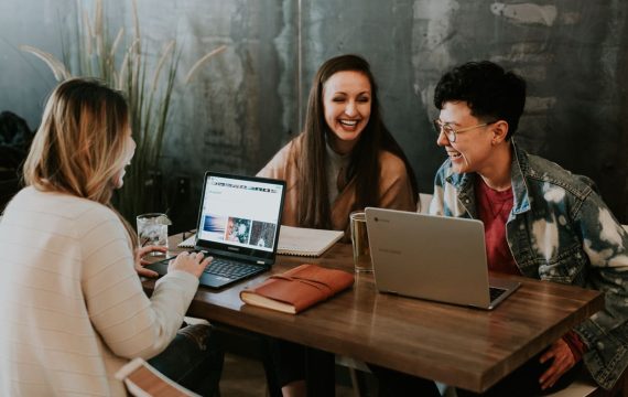 eleves-secondaire-2-a-table-devant-ordinateur