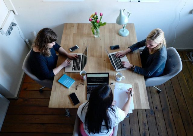 groupe-travail-devant-ordinateur-a-table