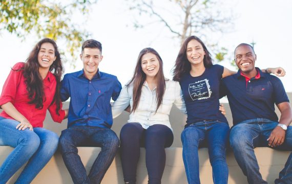 groupe-universitaires-assis-sur-banc-dans-parc