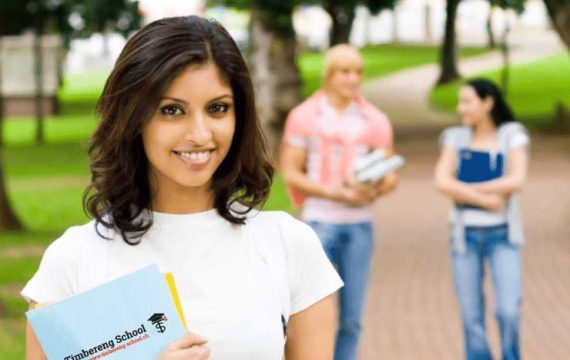 jeune-femme-avec-documents-timbereng